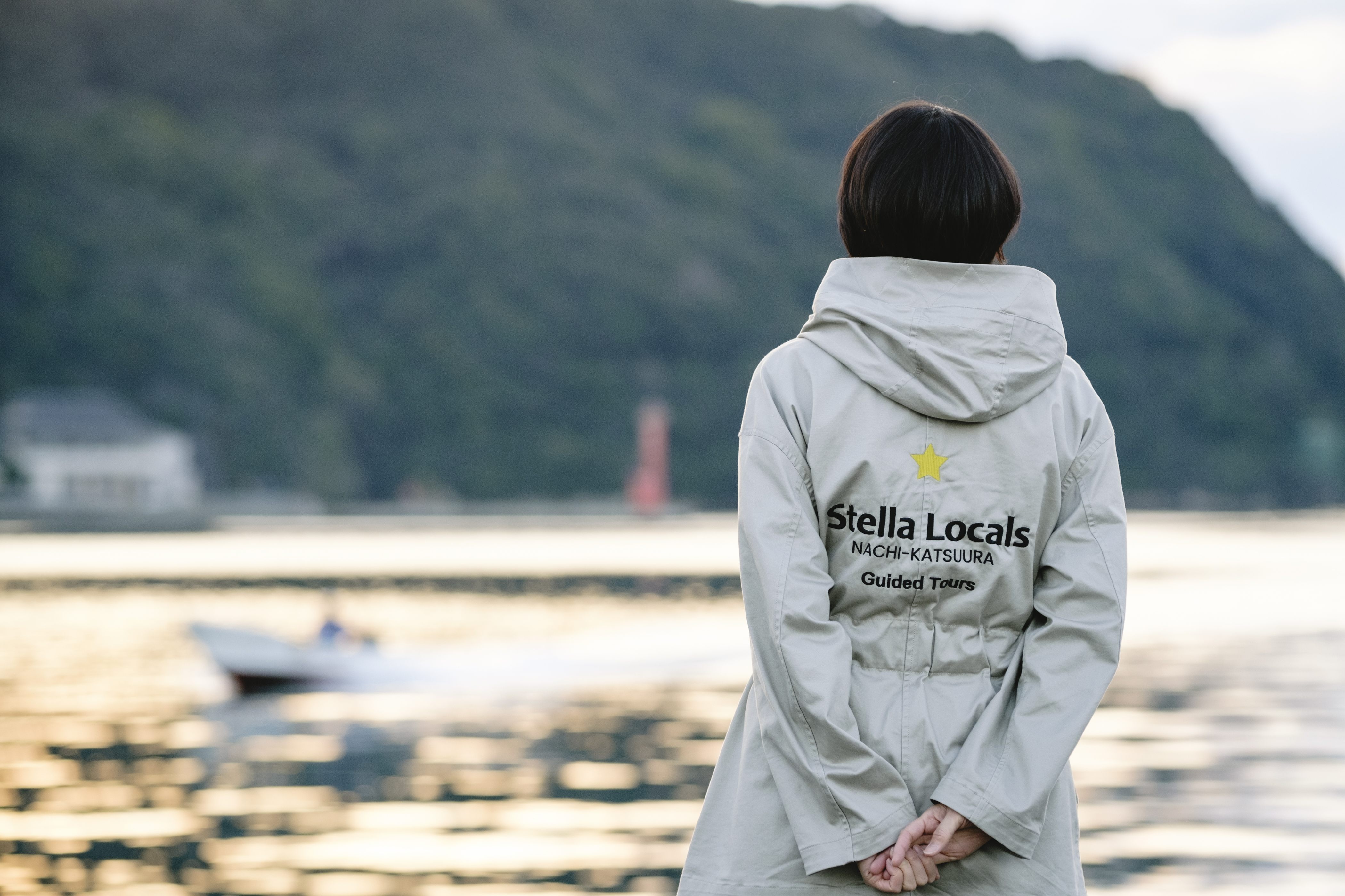 Silhouette of Stella from behind